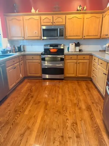 Oak kitchen with a polished hardwood floor